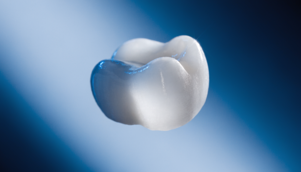 Dent blanche éclatante avec reflet — dentifrice pour blanchir les dents